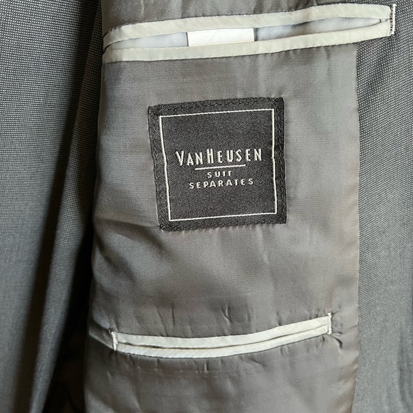 Van Huesen suit separates being sold as set. Charcoal size 44s and 38 pants. - Picture 4 of 4